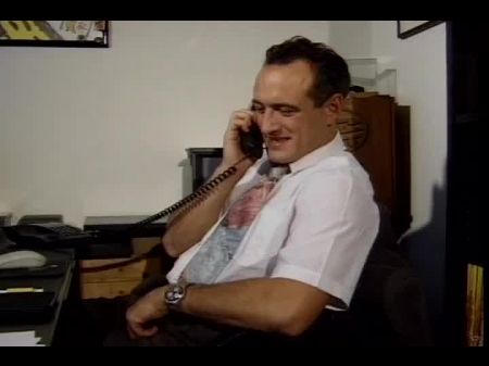 两个迷人的法国美女享受热肛门三人行