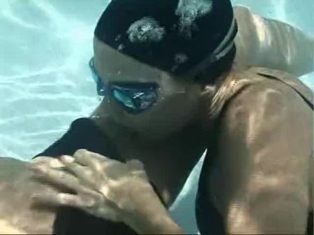 Badeanzug-Sex unter Wasser 