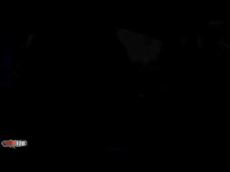 与美丽的年轻黑人大奶女孩埃斯特雷拉在床上做爱 