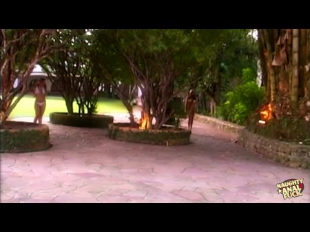 两个穿着比基尼的漂亮女孩和一个光头男人一起射在她们身上 