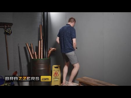 娇小的狂野女士在班上找到了一个寻欢洞，不久之后她的嘴里埋了一根鸡巴 