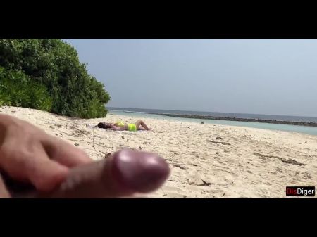 Perverser holt der vollbusigen MILF und ihrer Stieftochter einen runter und spritzt ihnen beim Sonnenbaden ins Gesicht 