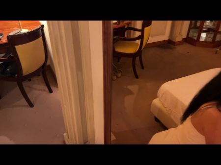 Ficken vor dem Spiegel mit einer heißen Hure in einem Bordell 