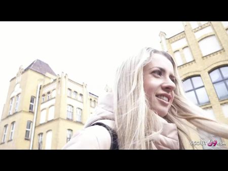 Schlankes Büromädchen Adriana Sweetblonde wird für Casting-Fick in Berlin abgeholt 