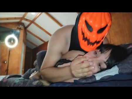 Er hat meine heiße Stiefmutter brutal gefickt, sie wusste nicht einmal, dass ihr Stiefsohn sie fickte, weil er die Halloween-Ma 
