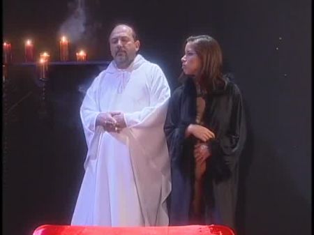 geile Schlampe wird in der Kirche hart gefickt 
