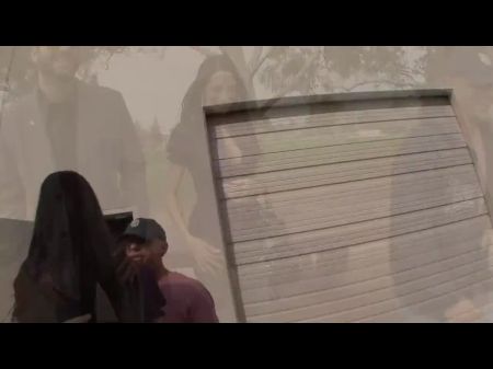 كورتني كين: امرأة سمراء مثالية 