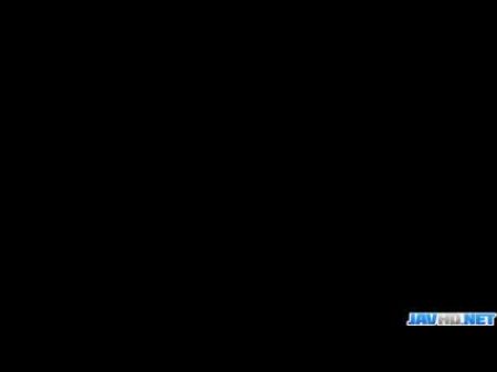ماكي تاكي يتحمل اثنين من الديكة يقصفونها في المكتب 