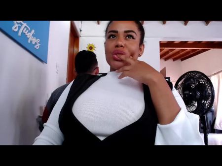 شيلا تسحب الثدي البني الكبير من قميصها وتلعق الحلمات 