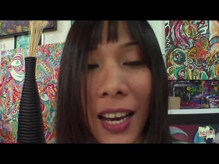 cutie asiática miako muestra su lado lujurioso golpeando y probando su carga caliente 