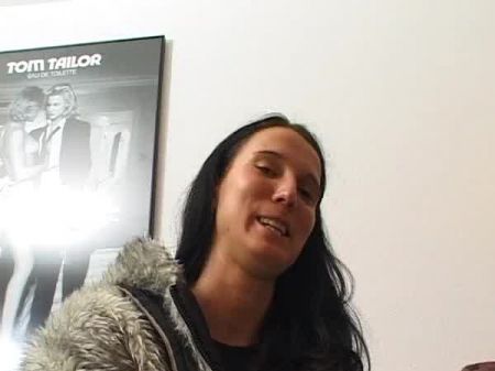 Janina Single 23 Jahre zeigt nicht nur ihre Piercings vor der Kamera 