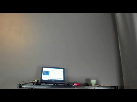 chica delgada muestra su precioso culo ante la cámara 