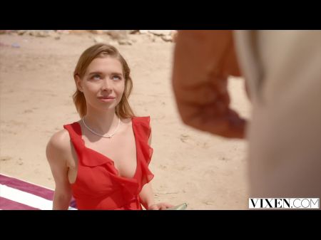Die kleine Blondine Alexa Martens hat beim Debüt Sex am Pool 