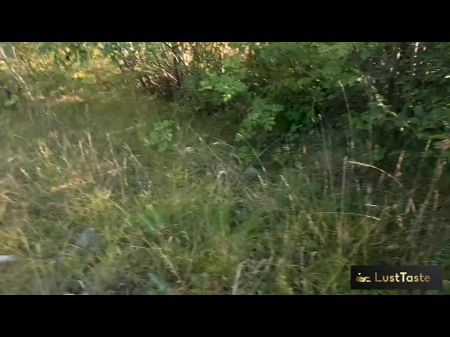 Komm in den Wald und fick mich, weil ich unbedingt einen Cumshot bekommen möchte. Natürlicher Amateursex, Lusttaste 