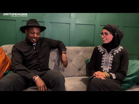 Hijabi Aaliyah Yasin wird mit dem Weihwasser von Vater Dimitri gesegnet 