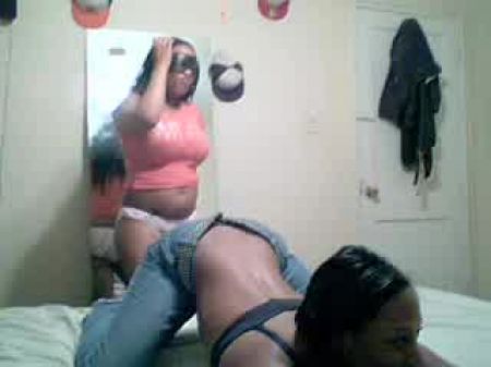 Dark-hued Lesbians Put On Webcam Display