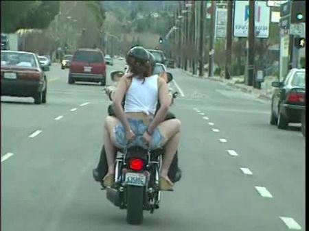 Glücklicher Biker holt eine sexy junge brünette Schlampe ab und fickt sie hart im Doggystyle 