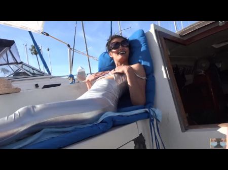 alguien podría vernos viva athena hace una mamada furtiva en un barco 