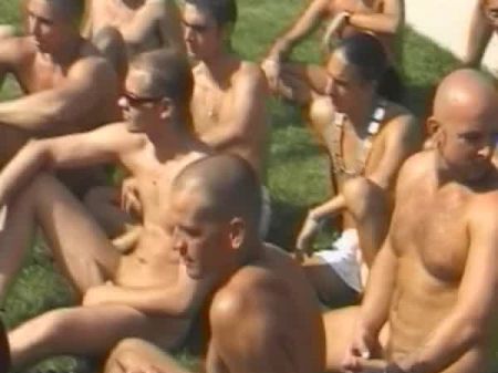 Prächtige Französische Blondine Lutscht Mehrere Große Schwänze Im Outdoor-gangbang 