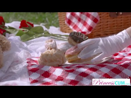 Die zierliche Blondine Kenzie Reeves hat einen heißen Picknick-Fick mit ihrem Freund S1:E10 