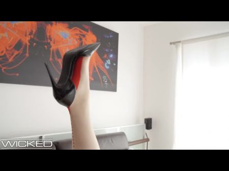 Die böse Evelyn Claire wird in sexy Dessous und High Heels gefickt 