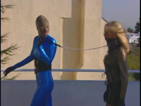 Luxuriöses blondes Babe mit großen Titten lässt sich von einem Mann mit schwarzer Maske in die Fotze ficken 