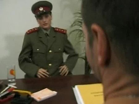 una militar salvaje de alemania comiendo semen como si fuera una cena 