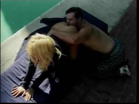 rubia caliente con el brazo tatuado y recibe una polla larga y dura hasta la garganta 
