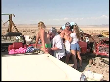 Ein paar blonde, vollbusige Huren lutschen und dringen tief in riesige Schwänze ein 
