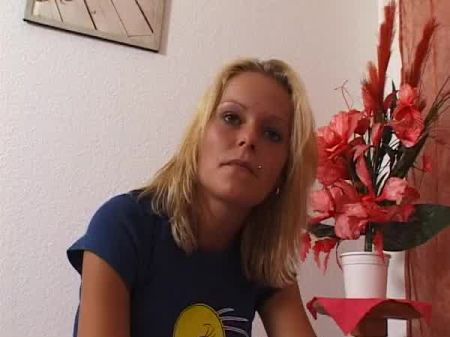 Blondes Teenage Macht Sich Geil Mit Feeder