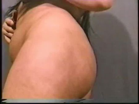 وقحة مثيرة تحصل على قضيب الرجل وتمارس الجنس معه بقوة وبسرعة مع بوسها 