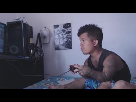 Während der Zwerg Spaß mit seinen Videospielen hat, vergnügt sie sich mit seinem Schwanz 