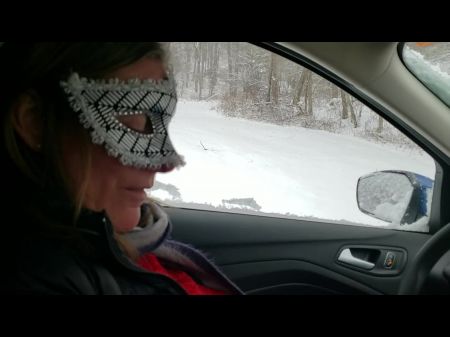 anita coxhard se masturba en su coche durante una tormenta de nieve 