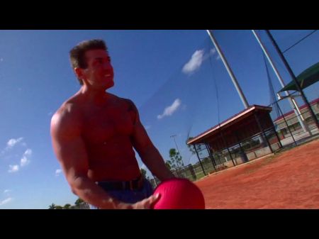 perra rubia recibe una lección de béisbol y más 