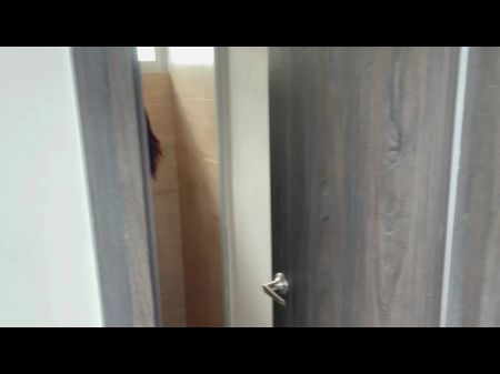 Meine schüchterne Stiefschwester hat in der Dusche spioniert und am Ende ihre enge Muschi im Stich gelassen. 