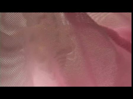 فاتنة شقراء وشعر أسود وقحة مفلس لديها جلسة اللعنة مثليه في السرير 
