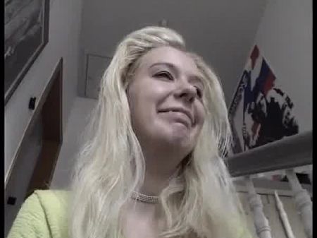 Wunderschöne deutsche Hausfrau fickt zwei Fremde nacheinander, 90er-Jahre-Retro 