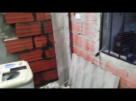 我丈夫的戴绿帽子打电话给邻居来修理洗衣机，结果他把我操得很富有，让我的屁股充满了精液。 