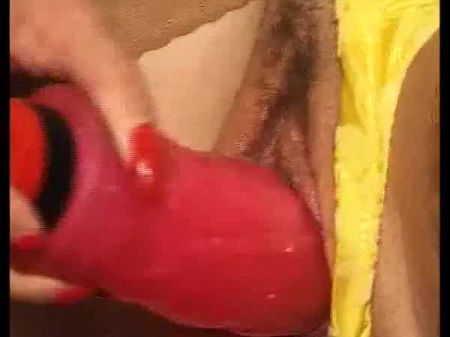 Milf Kümmert Sich Mit Einem Riesigen Dildo Um Sich Selbst 