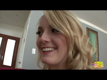 Dünne Rothaarige lässt ihre blonde Freundin an ihrer Muschi lutschen, bis sie kommt 