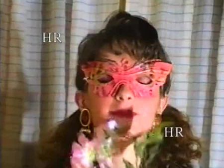 Italienischer Vintage-Porno mit Maske und behaarter MILF-Muschi 