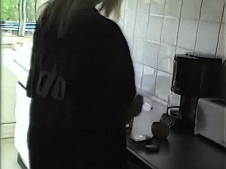 Das Erste Vorsprechen Von Adriana, Dem Schönen Mädchen Heute, Einem Pornostar, Der Ihre Rasierte Muschi Mit Einem Sexspielzeug Masturbiert 
