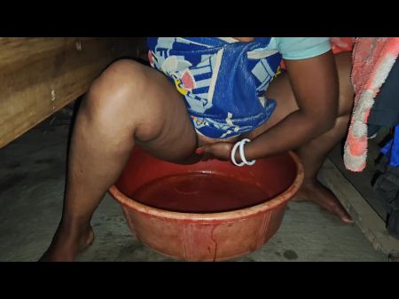 desi sexy hermanastra creampie coño digitación frente a hermanastro hermanastra lavando el agujero del coño 