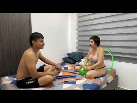 Meine sexy Latina-Stiefschwester ist zu Hause gelangweilt, also schlage ich ein Spiel vor, um sie am Ende hart zu ficken 