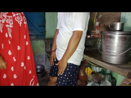 印度孟加拉 Pinki Vabi 厨房我 kam kar rahi thi 或 davor aya 房间 pe leja ke chodke vabi ki pussy ko jamke choda 