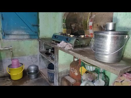 Indian Bangali Pinki Vabi Kitchen Me Kam Kar Rahi Thi Or Davor Aya Apartment Pe Leja Ke Chodke Vabi Ki Cunny Ko Jamke Choda