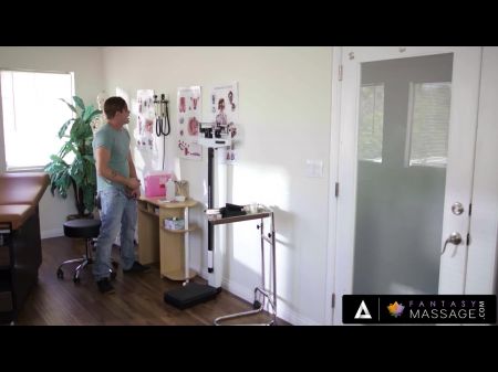 الدكتور مذهلة. اشتعلت مريضها وهو يصور ويقدم المساعدة لإنهاء المهمة 