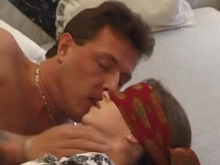 Hübsches deutsches Babe isst Sperma nach einem heißen Fick 