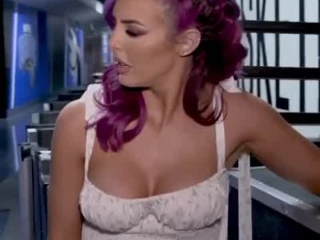 佩顿·罗伊斯 (peyton royce) 的紫色头发，炫耀她的乳沟澳大利亚 