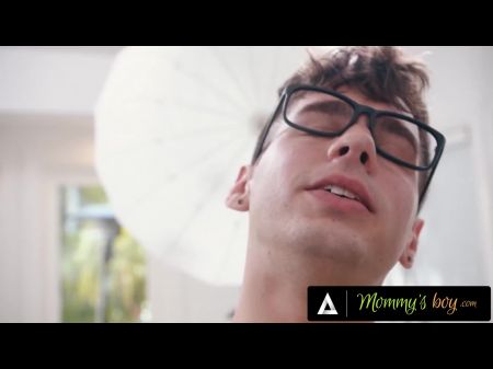 Mamas Sohn freute sich über den Reverse-Gangbang ihrer Abschluss-Milfs mit ihrem Fotografen, um den Anlass zu feiern 